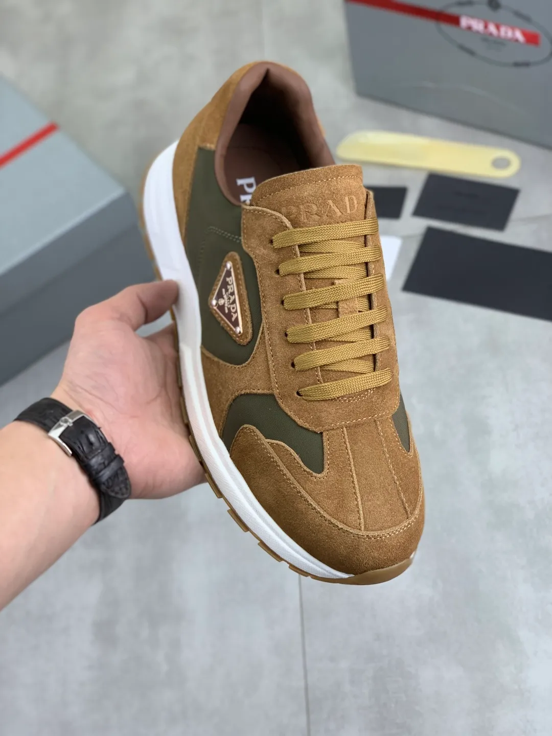 Men's shoes P560 💰 [New style] popular models are on the official website, 🆘 The trendy brand (Prada) mainly promotes popular models, avant-garde and versatile fashionable men's shoes private version mold opening, cowhide surface splicing 1:1.. Fashionable and simple, original imported cowhide lining cowhide feet; the atmosphere and personality are more fashionable, eye-catching and pursuing class. It will subvert the old ideas and be a must-have for fashionistas who want to spend time with you! Must keep it! Tall and comfortable, large and low, high-end quality workmanship. Code number: 38-44 (45 customized) 5️⃣ colors available.